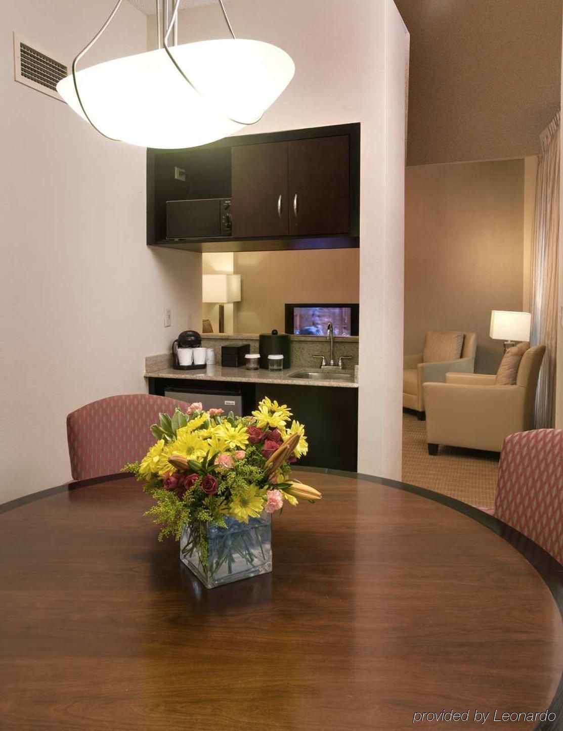 Embassy Suites By Hilton Alexandria Old Town Habitación foto